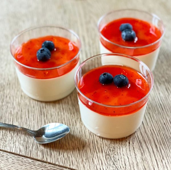Panna cotta met aardbeiencoulis
